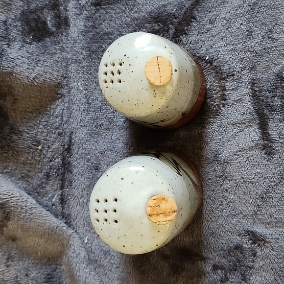 Vintage Mexican Folk Art Pottery Salt And Pepper Shakers Cork Top Closure Orange - Picture 3 of 4